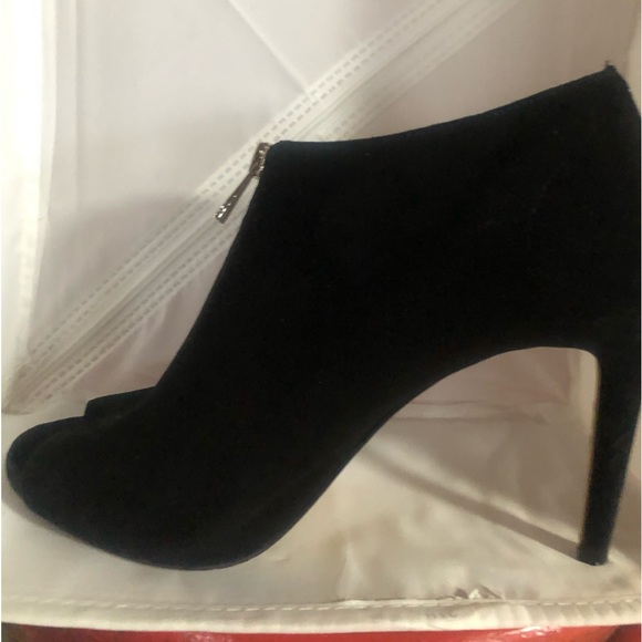 Ann Taylor gorgeous ankle booties.  Black. Suzanne 7.5 - Picture 2 of 4
